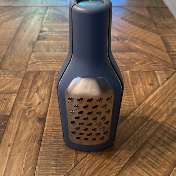 Chef'n Tower Grater - Picture 6 of 11